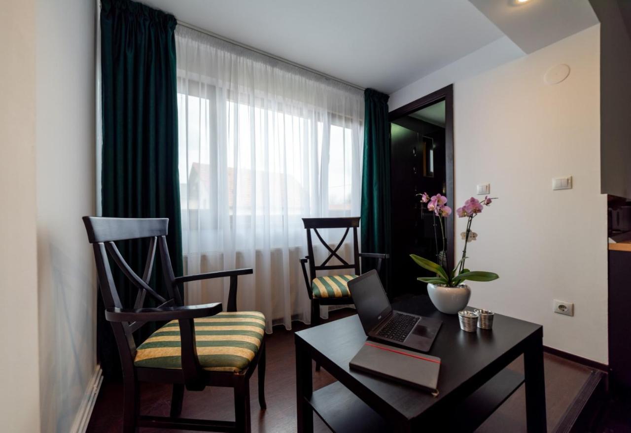 Escala Rooms Ghimbav Екстер'єр фото