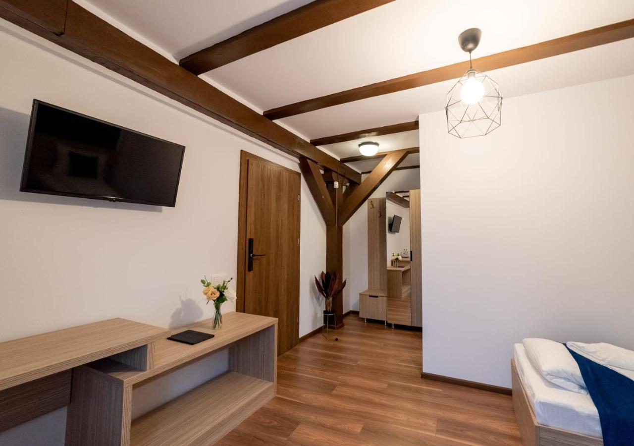 Escala Rooms Ghimbav Екстер'єр фото