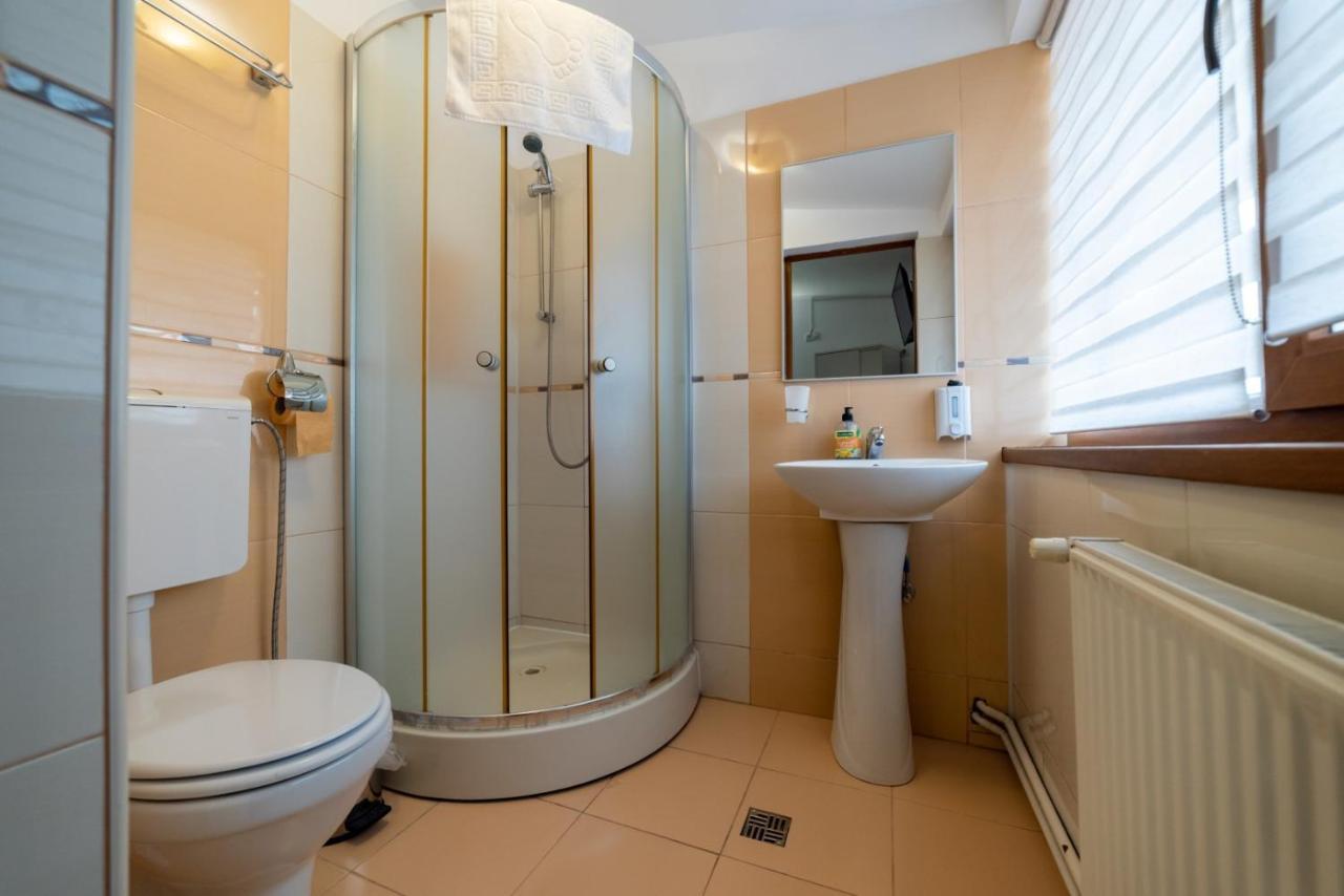Escala Rooms Ghimbav Екстер'єр фото