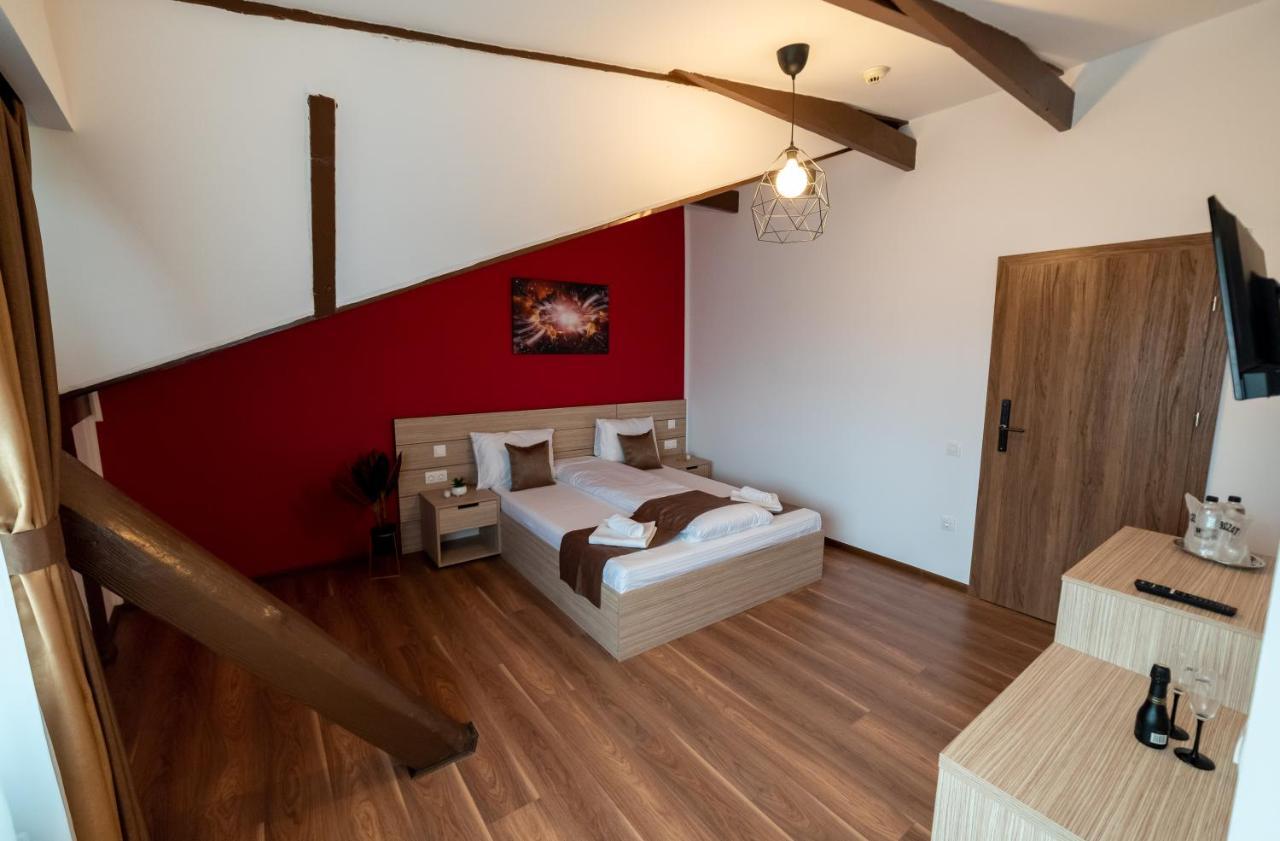 Escala Rooms Ghimbav Екстер'єр фото