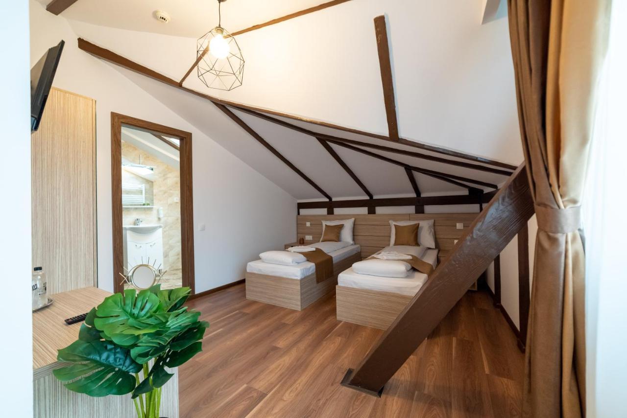 Escala Rooms Ghimbav Екстер'єр фото
