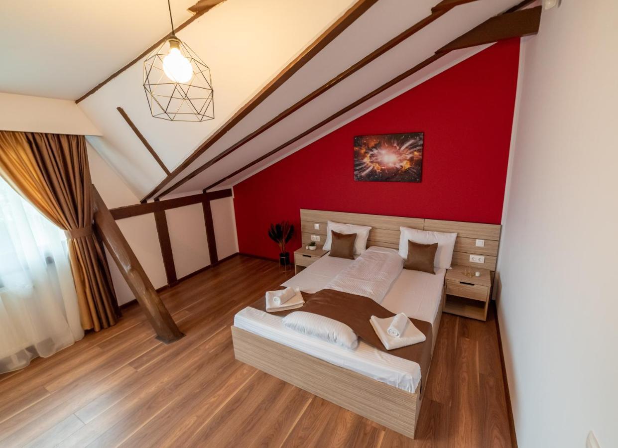 Escala Rooms Ghimbav Екстер'єр фото